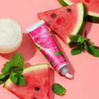 Burt's Bees Watermelon & Mint Handcreme – rosa Tube 28,3 g, silberner Verschluss, rosafarbener Hintergrund – Handpflege