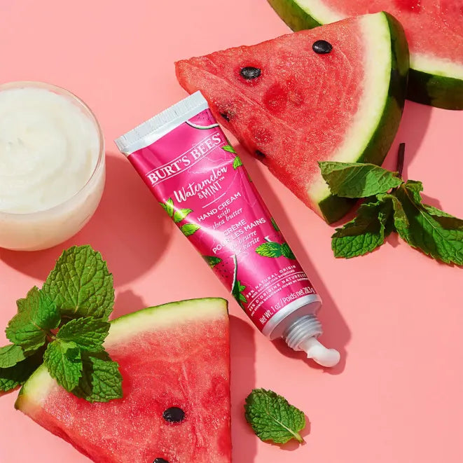 Burt's Bees Watermelon & Mint Handcreme – rosa Tube 28,3 g, silberner Verschluss, rosafarbener Hintergrund – Handpflege