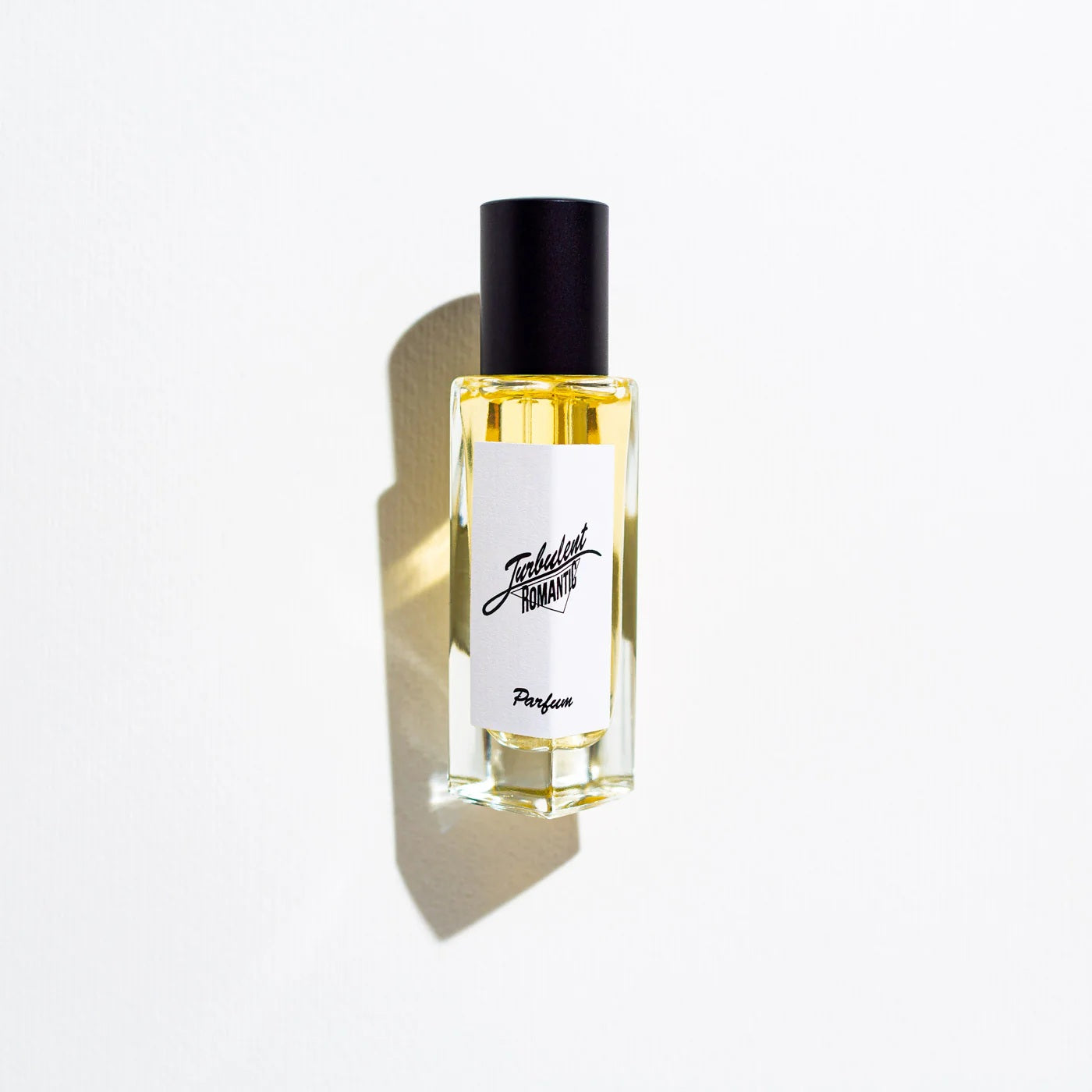 Turbulent Romantic Parfum – klares Glasfläschchen 15ml, schwarzer Deckel, weißer Hintergrund – Parfüm