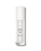 Agent Nateur Holi(lift) Ageless Lifting Serum – klares Glasfläschchen mit weißem Pumpdeckel, weißem Hintergrund – Hautpflege