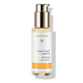 Dr. Hauschka Ausgleichendes Tagesfluid – Glasflasche mit Pumpspender, weiß-orangenes Etikett, weißer Hintergrund – Hautpflege