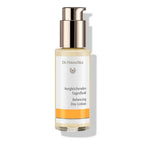 Dr. Hauschka Ausgleichendes Tagesfluid – Glasflasche mit Pumpspender, weiß-orangenes Etikett, weißer Hintergrund – Hautpflege