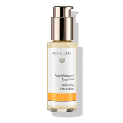 Dr. Hauschka Ausgleichendes Tagesfluid – Glasflasche mit Pumpspender, weiß-orangenes Etikett, weißer Hintergrund – Hautpflege