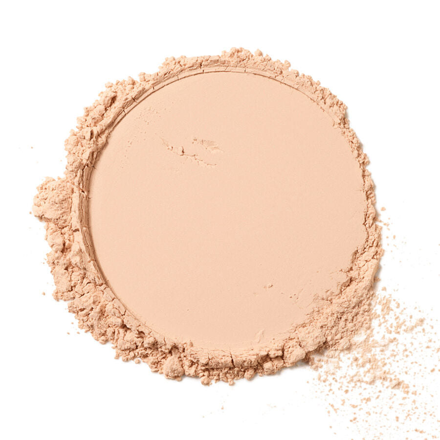 Loose Powder 00 Translucent – loser Puder in zartem Beige, weißer Hintergrund – Make-up