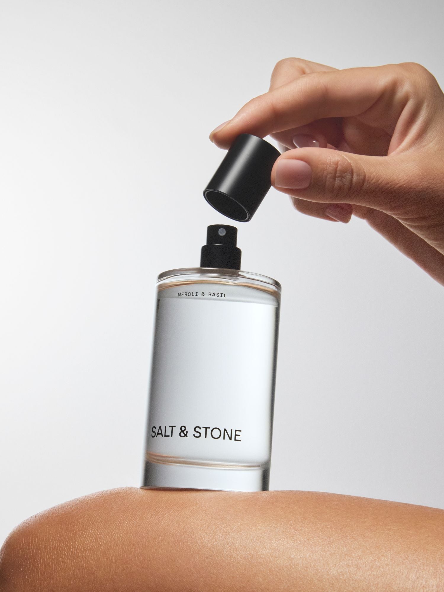 Salt & Stone Saffron & Cedar Body Mist – klares Sprayfläschchen, schwarzer Verschluss, weißer Hintergrund – Körperpflege