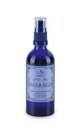 Eau de Smaragd – dunkelblaue Sprayflasche mit Sprühkopf, weißem Etikett und weißem Hintergrund – Raumduft