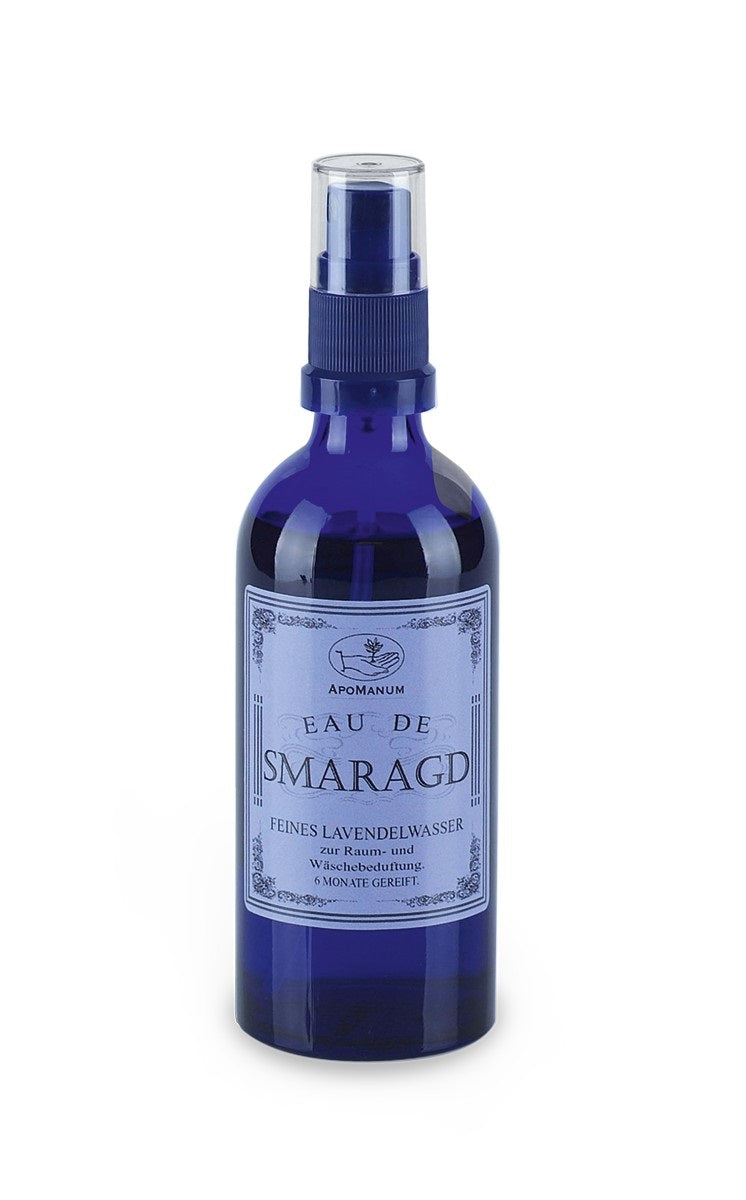 Eau de Smaragd – dunkelblaue Sprayflasche mit Sprühkopf, weißem Etikett und weißem Hintergrund – Raumduft