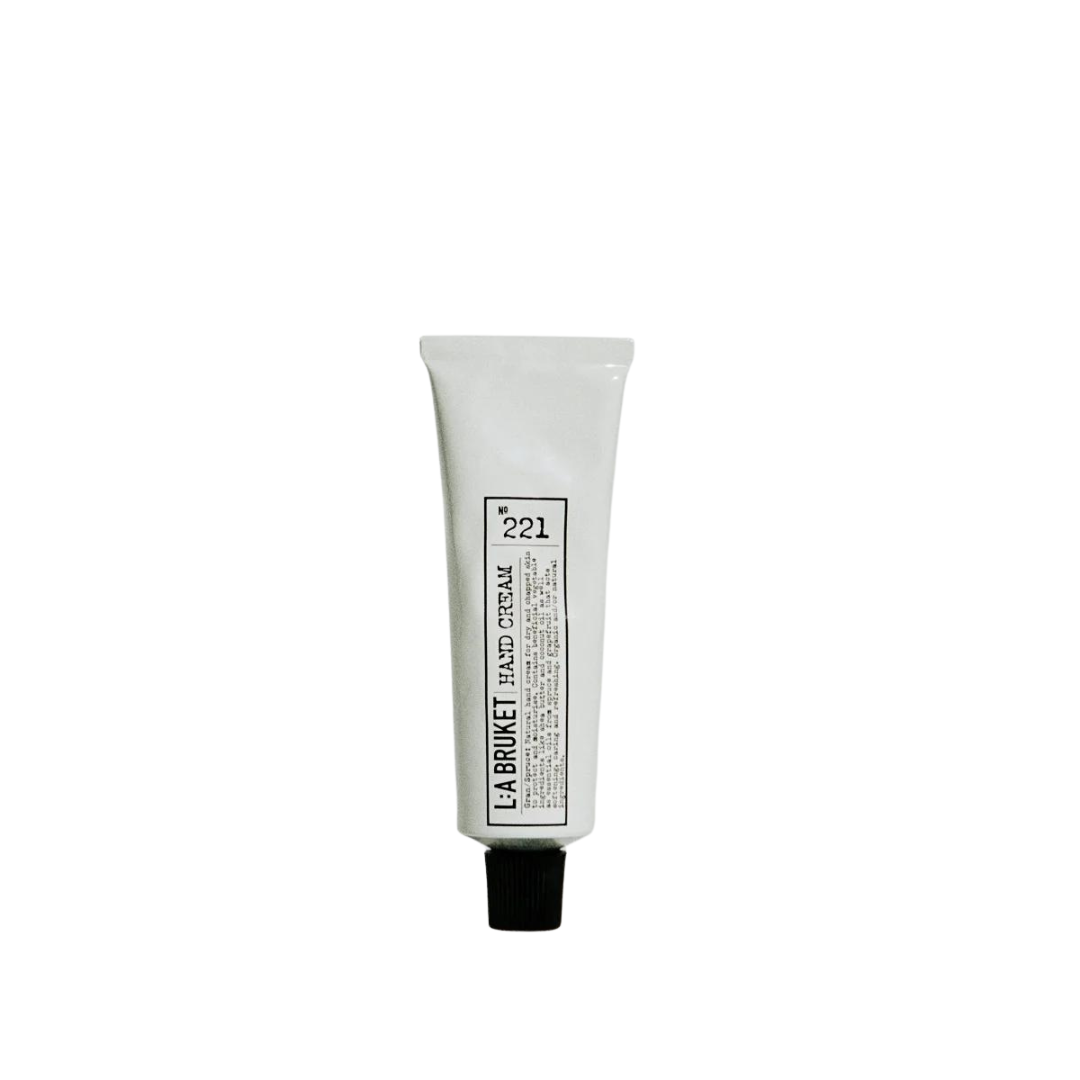 L:A BRUKET Handcreme Nr. 221 Gran/Spruce – weiße Tube mit schwarzem Deckel, weißer Hintergrund – Handpflege