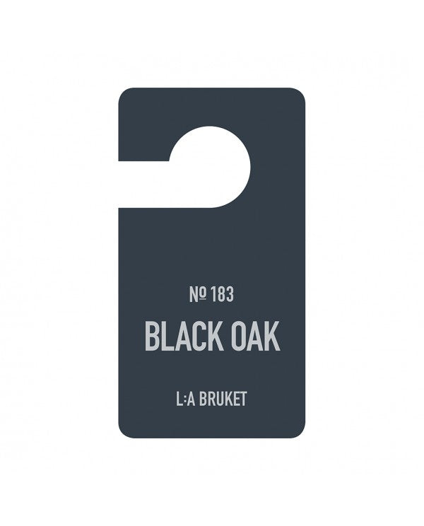 L:A BRUKET No. 183 Black Oak Duftanhänger – dunkelgrau, weißer Hintergrund – Parfüm
