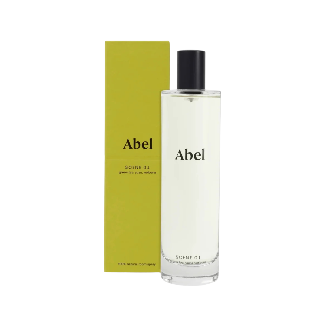 Abel Scene 01 Raumduft – klares Glasfläschchen mit schwarzem Sprühkopf, grüne Verpackung, weißer Hintergrund – Duftspray