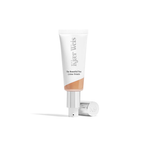 Kjaer Weis The Beautiful Tint – weiße Tube mit silbernem Pumpverschluss, weißer Hintergrund – getönte Creme