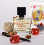 Un Deux Trois Soleil Eau de Parfum – klares Glasflakon mit schwarzem Deckel, weißer Hintergrund – Parfüm
