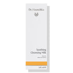 Dr. Hauschka Reinigungsmilch – weiße Kartonverpackung 145 ml, orangefarbener Streifen, weißer Hintergrund – Gesichtspflege