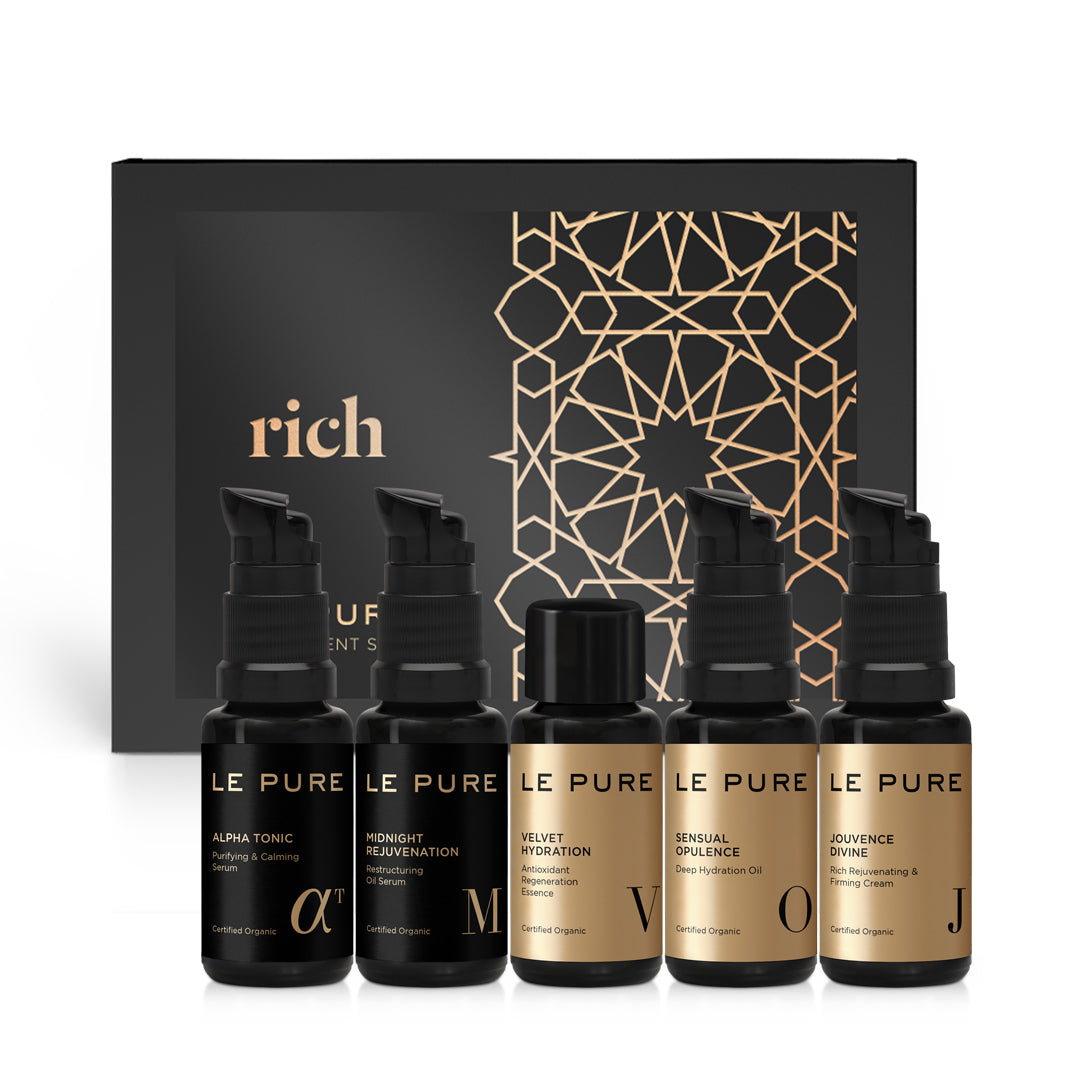 LE PURE Treatment Set Rich – fünf schwarze Fläschchen mit Pumpen, gold-schwarzer Karton, weißer Hintergrund – Hautpflege