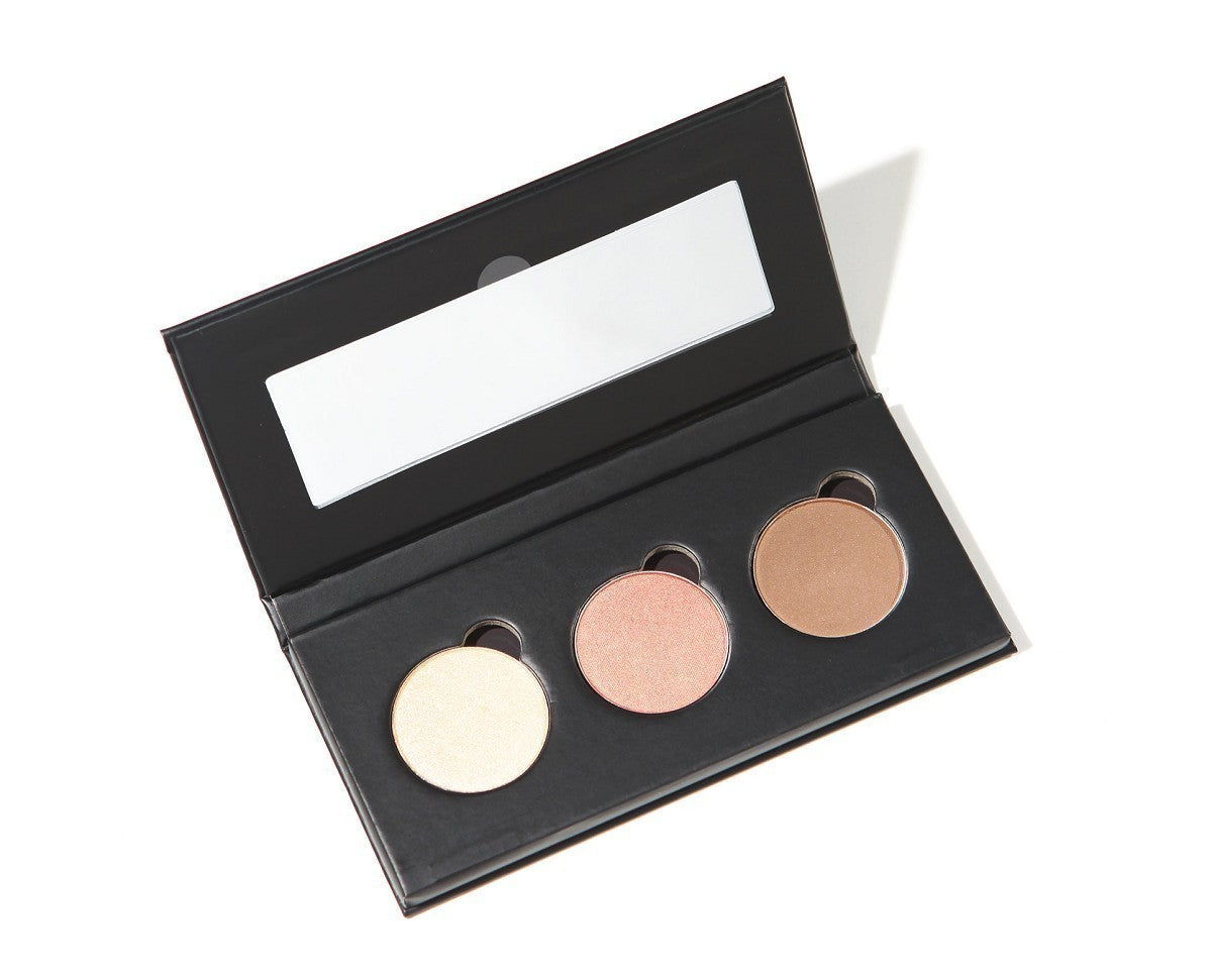 Natural Pressed Eye Shadow .wav Refill – schwarze Palette mit drei Lidschatten, weißem Hintergrund – Augenmake-up