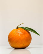 Smoothiebody Bath Red Mandarin – fresh mandarin with green leaf on white background – body care