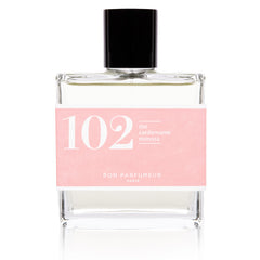 Bon Parfumeur 102: Tea Parfümflasche mit rosa Etikett und schwarzem Verschluss auf weißem Hintergrund, Duft