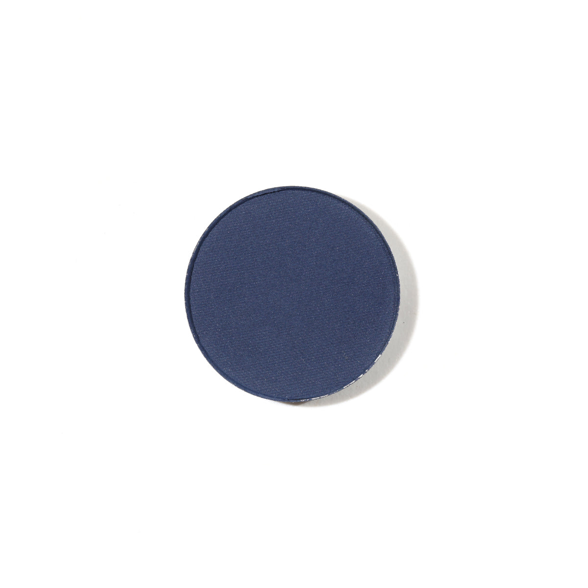 Natural Pressed Eye Shadow Aliasing Refill – dunkelblaue Puderpatrone, weißer Hintergrund – Augen-Make-up