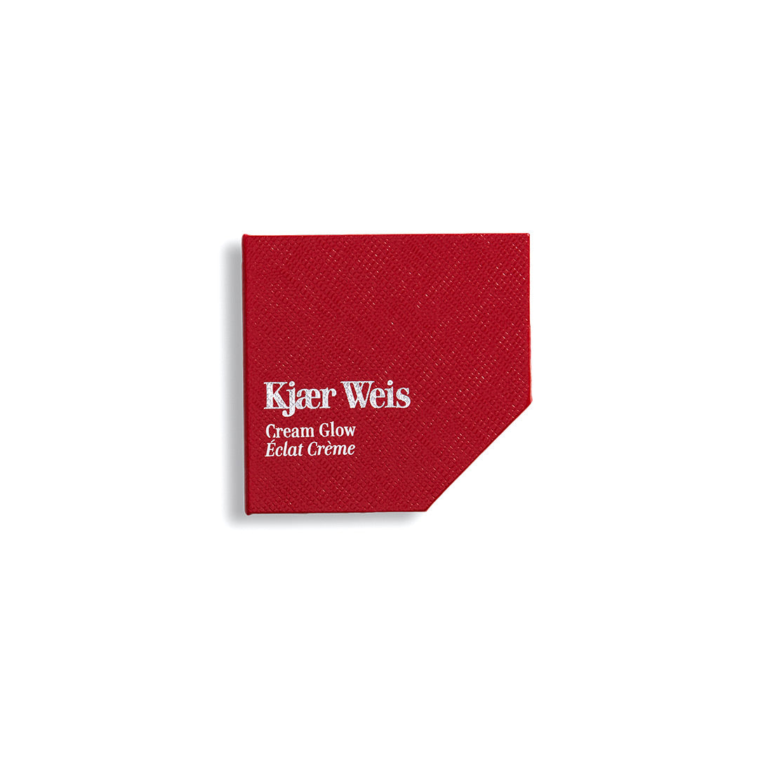 Kjaer Weis Cream Glow – rote quadratische Verpackung, weißer Hintergrund – Gesichtspflege