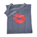 Bag Pali Grey Red Kiss – graue Stofftasche mit rotem Lippenprint und schwarzem Muster, weißer Hintergrund – Accessoires