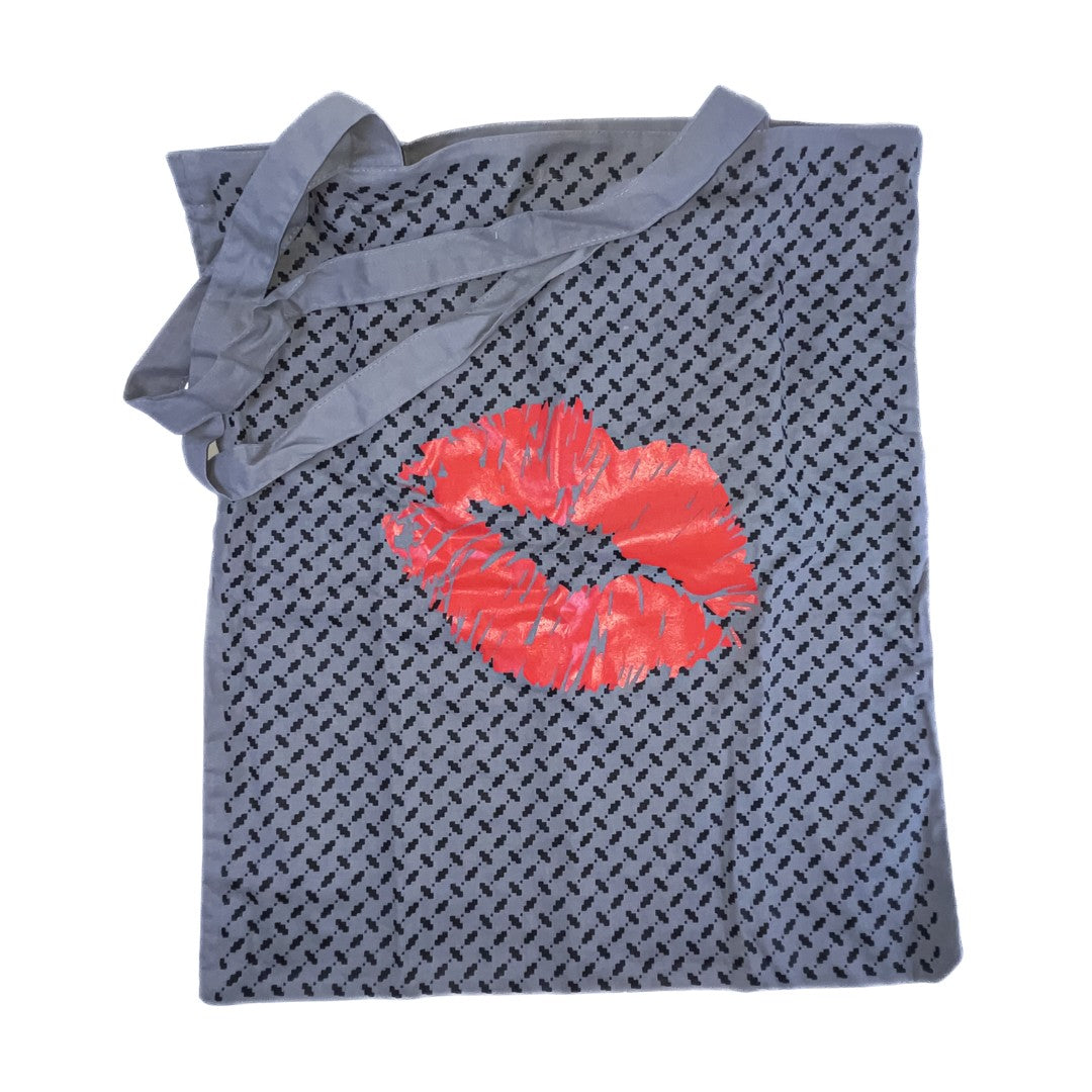 Bag Pali Grey Red Kiss – graue Stofftasche mit rotem Lippenprint und schwarzem Muster, weißer Hintergrund – Accessoires