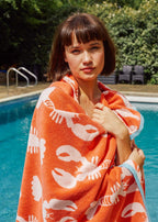 Lobster Organic Cotton Waschlappen – orangefarbener Baumwollwaschlappen mit Hummer-Print, blauer Saum, Pool-Hintergrund – Hautpflege