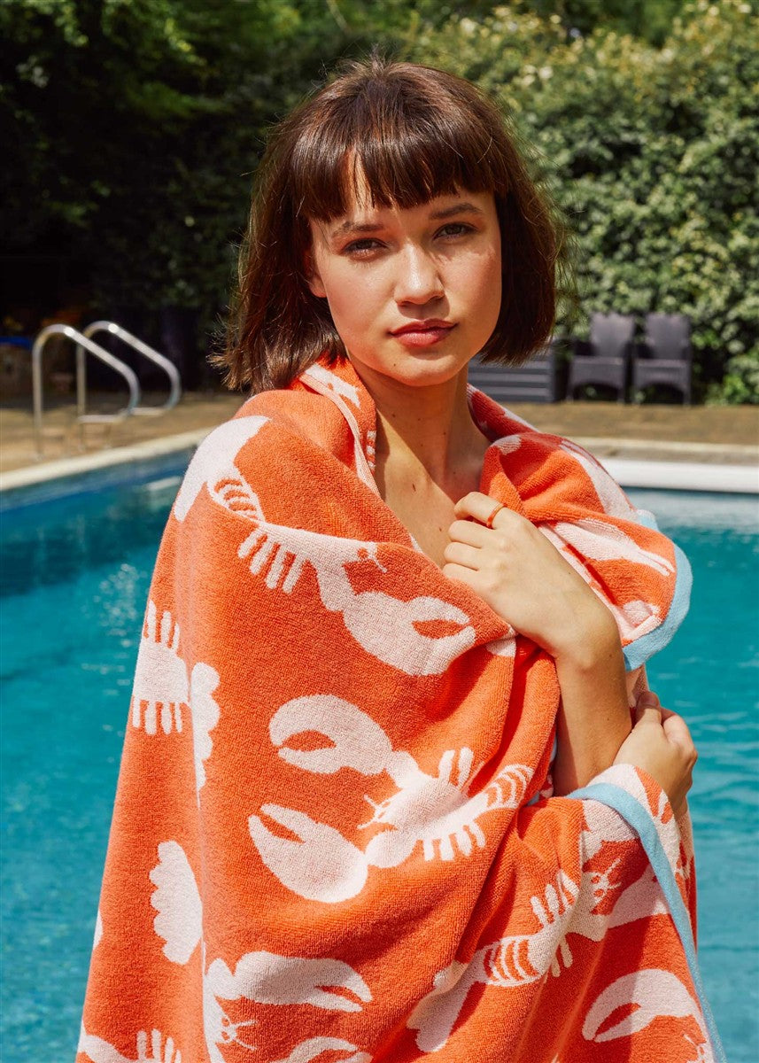 Lobster Organic Cotton Waschlappen – orangefarbener Baumwollwaschlappen mit Hummer-Print, blauer Saum, Pool-Hintergrund – Hautpflege