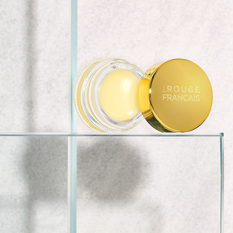 Le Rouge Français Le Baume Multi-usage – durchsichtiger Glasbehälter, goldener Deckel, cremefarbener Inhalt, weißer Hintergrund – Hautpflege