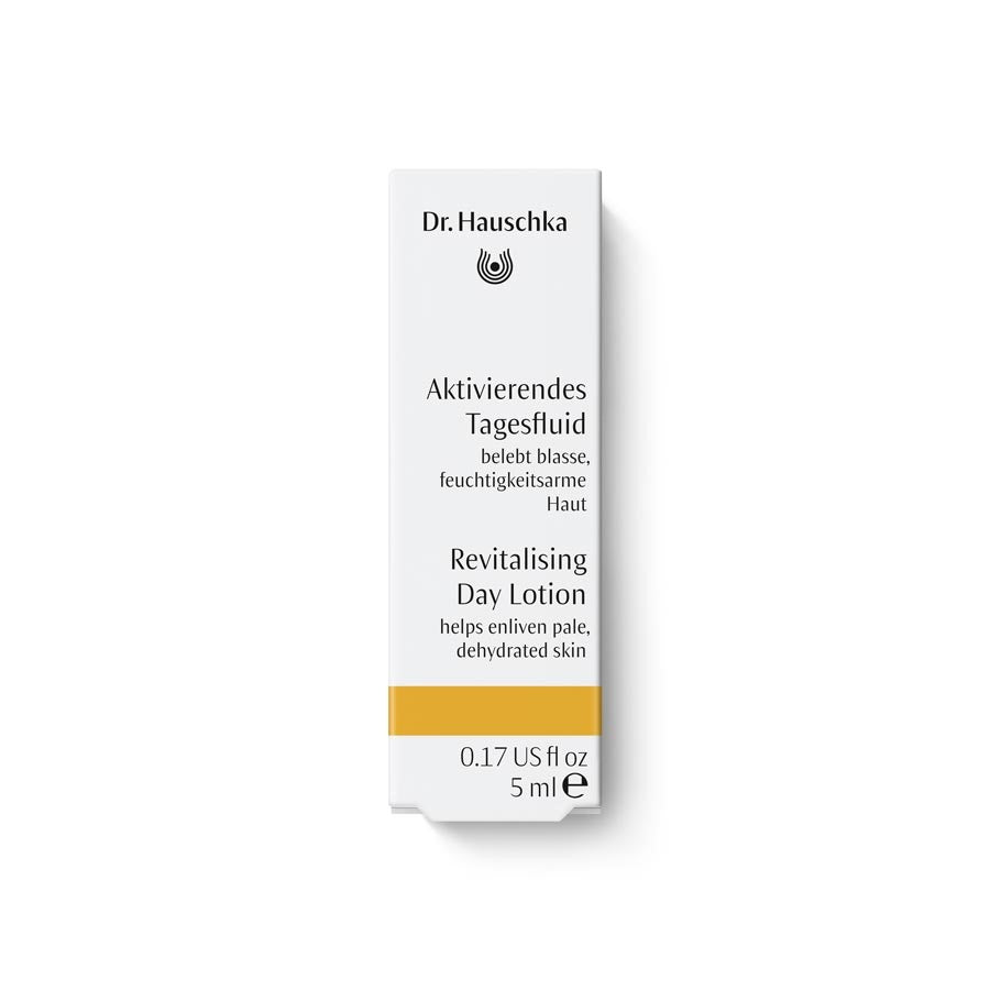 Dr. Hauschka Aktivierendes Tagesfluid – 5 ml Probiergröße, weißes Karton mit goldener Linie, weißer Hintergrund – Hautpflege