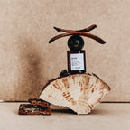 Gueule de Bois Extrait de Parfum in einer dunklen Glasflasche mit Kugelverschluss auf Holz, 50ml, Nischenparfüm