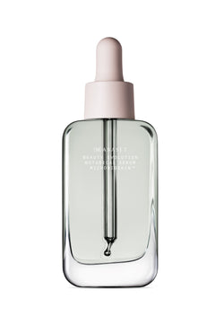 Manasi 7 Botanical Serum – klares Glasfläschchen mit rosafarbenem Pipettenverschluss, weißem Hintergrund – Hautpflege