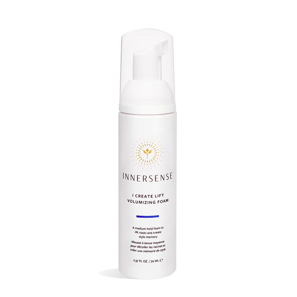 INNERSSENSE I Create Lift Volumizing Foam – weißes Pumpfläschchen 70ml, weißer Hintergrund – Haarpflege