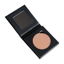 Pressed Blush Nachfüllung in einer geöffneten schwarzen Kunststoffpalette mit pfirsichfarbenem Puder.