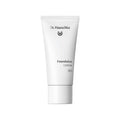 Dr. Hauschka Foundation 001 Cashew – weiße Tube mit weißem Deckel, weißem Hintergrund – Make-up