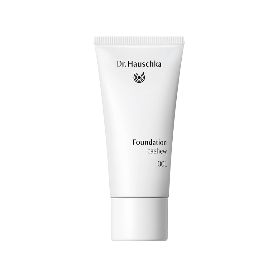 Dr. Hauschka Foundation 001 Cashew – weiße Tube mit weißem Deckel, weißem Hintergrund – Make-up