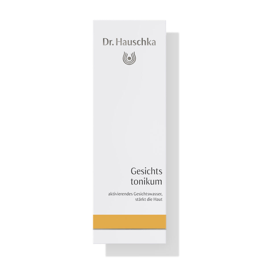 Dr. Hauschka Gesichtstonikum – weißes Kartonpaket mit goldener Linie, weißer Hintergrund – Hautpflege
