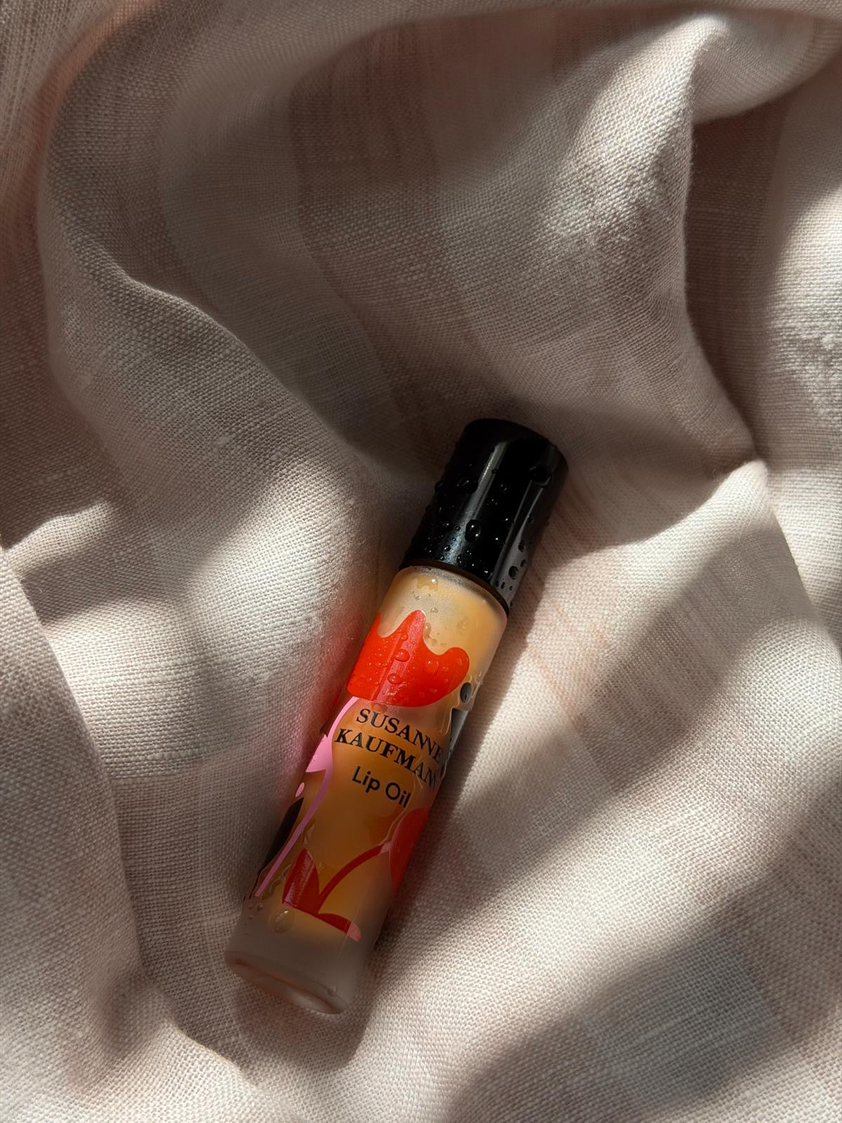Susanne Kaufman Lip Oil  light fabric, lip care.