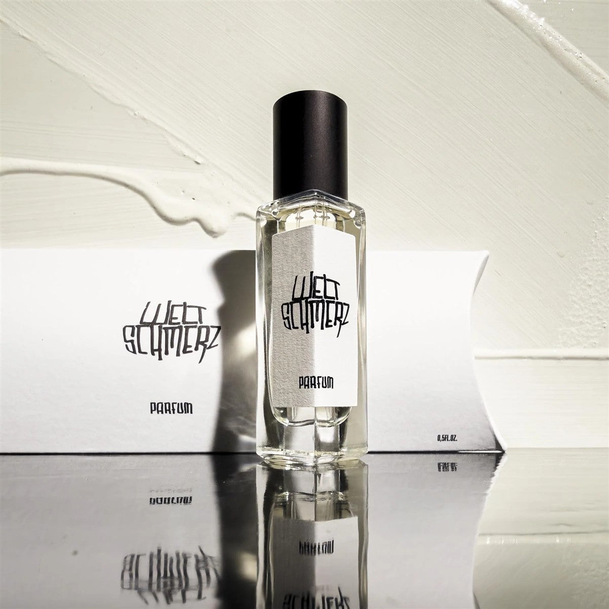 Weltschmerz Parfum – klares Glasfläschchen 15ml, schwarzer Sprühkopf, weißer Hintergrund – Parfüm