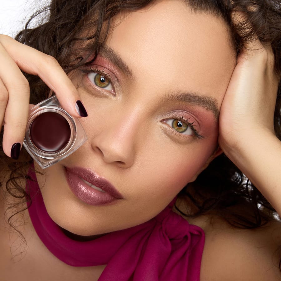 Le Baume Teinté Lips – kleiner Glasbehälter mit dunklem Balsam, transparenter Deckel, weißer Hintergrund – Lippenpflege