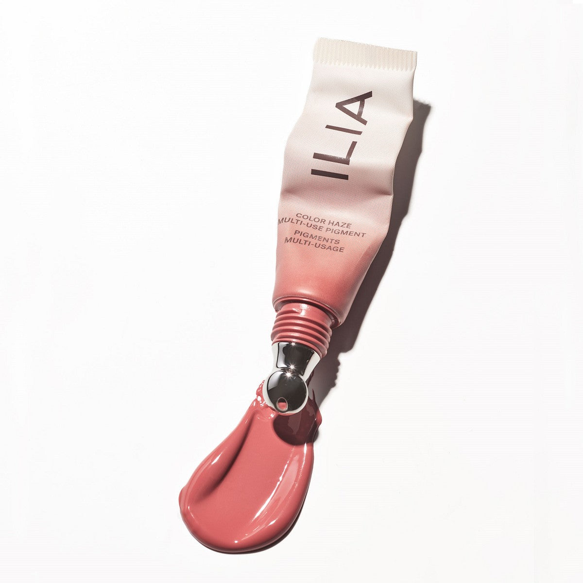 ILIA Color Haze Multi-use Pigment – rosafarbene Tube mit Metallkappe, weißer Hintergrund – Make-up