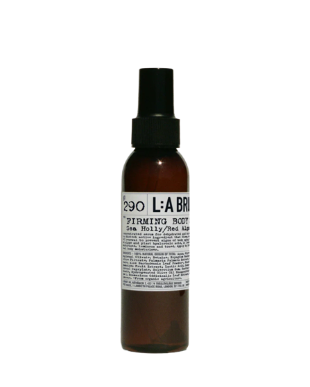 L:A BRUKET Nr. 290 Festigendes Körper-Serum – braune Glasflasche mit Sprühkopf, weißem Etikett und schwarzem Verschluss – Körperpflege
