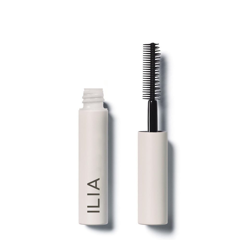 ILIA Limitless Lash Mascara – cremefarbene Tube, schwarzer Wimpernbürstenkopf, weißer Hintergrund – Wimpernmakeup