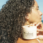 Rahua Enchanted Island Vegan Curl Butter – cremefarbener Tiegel 177ml, weißer Deckel, Sonnenhintergrund – Haarpflege