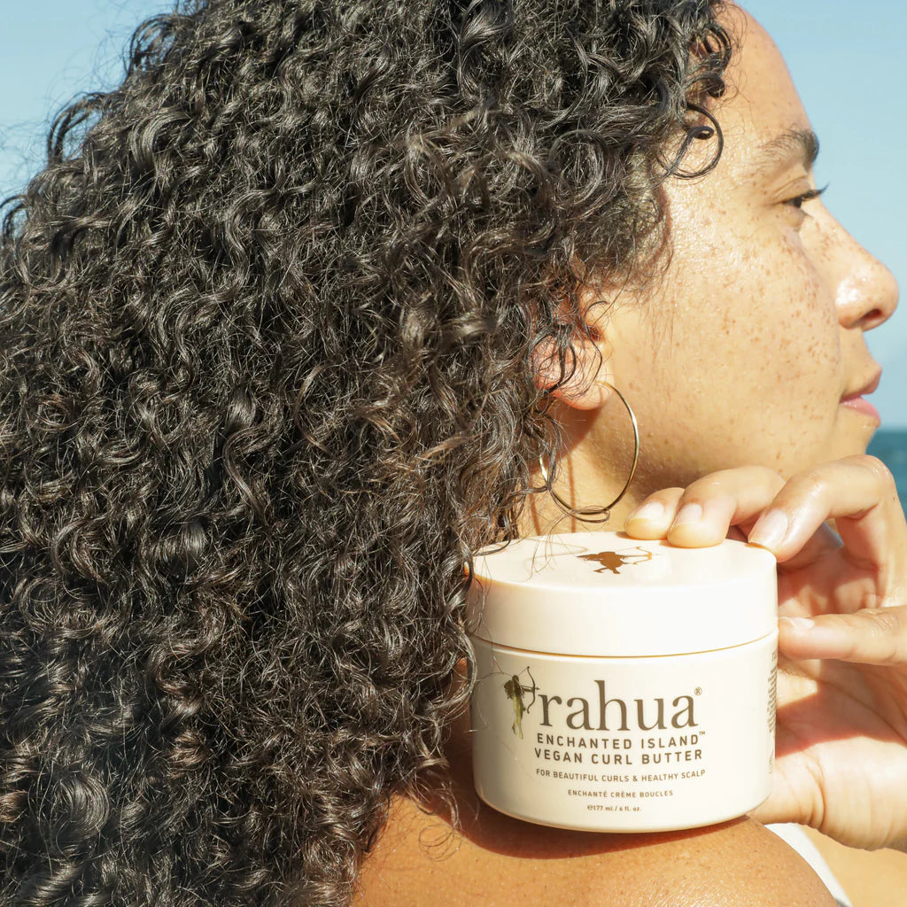 Rahua Enchanted Island Vegan Curl Butter – cremefarbener Tiegel 177ml, weißer Deckel, Sonnenhintergrund – Haarpflege