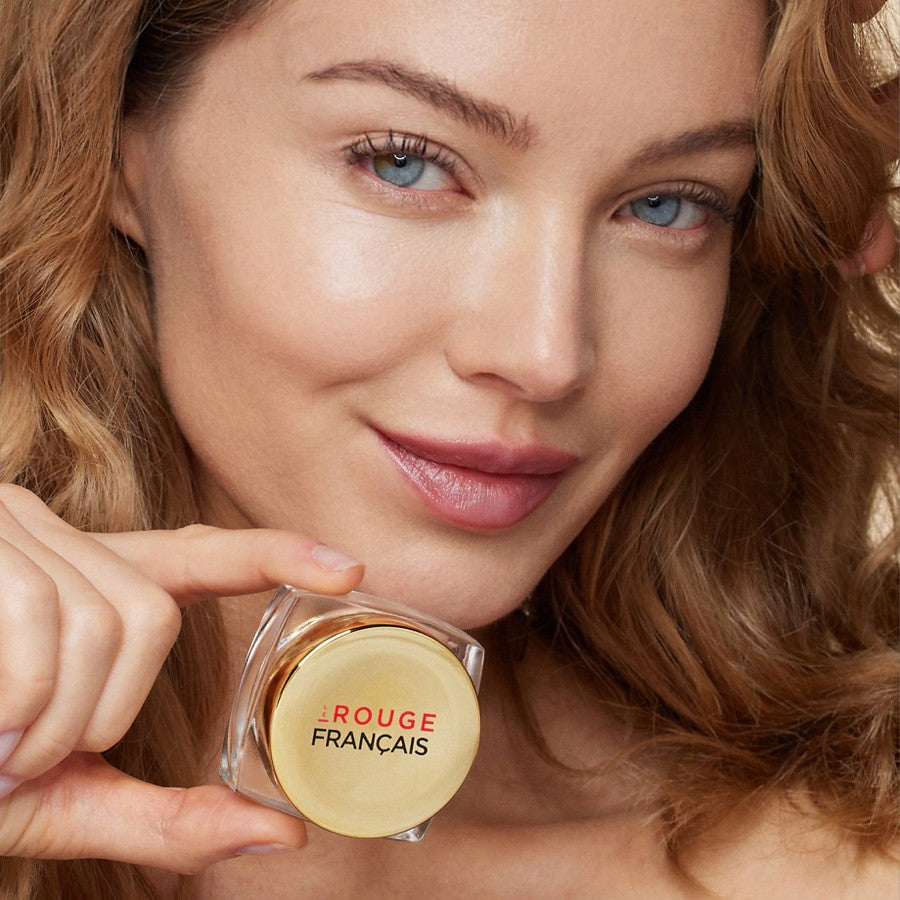 La Poudre Compacte Aitutaki – quadratische Glasdose mit goldfarbenem Deckel, goldener Hintergrund – Make-up