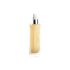Kjaer Weis Cleanser – transparente Flasche mit Sprühkopf, cremefarbene Flüssigkeit, weißer Hintergrund – Hautreinigung