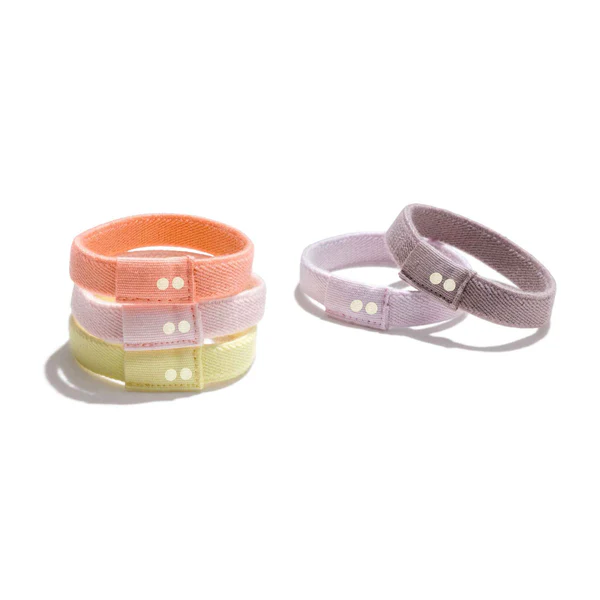 Plastic Free Flat Hair Ties Bright Spark – pastellfarbene Haargummis, weißer Hintergrund – Haarpflege