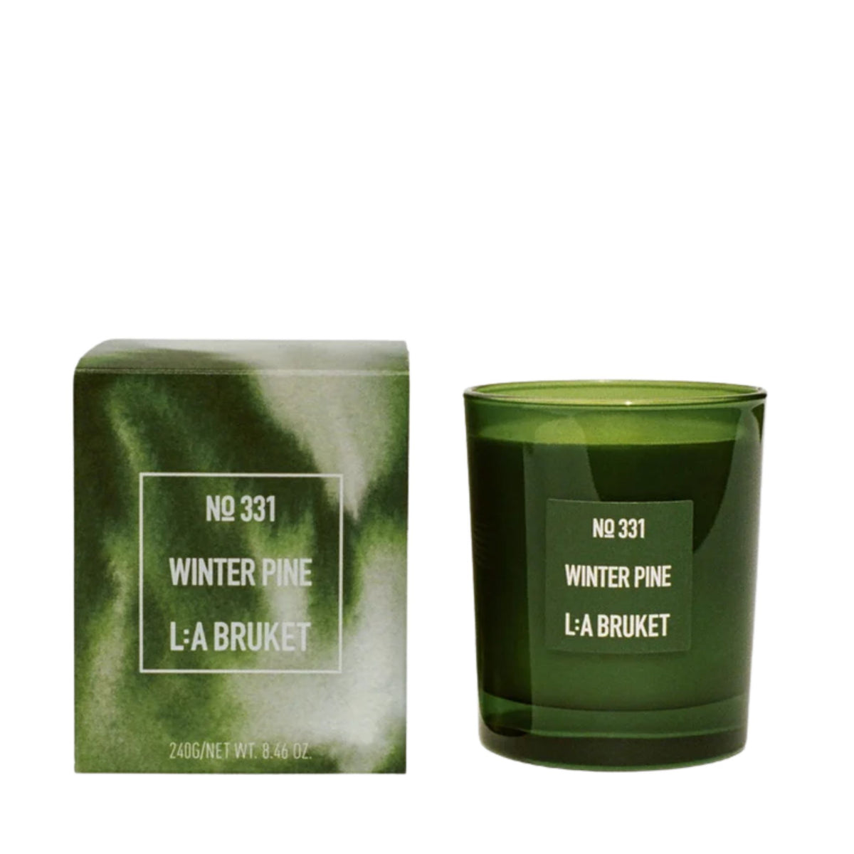 L:A BRUKET No. 331 Winter Pine Duftkerze im grünen Glastiegel mit passender Kartonverpackung, 240g.