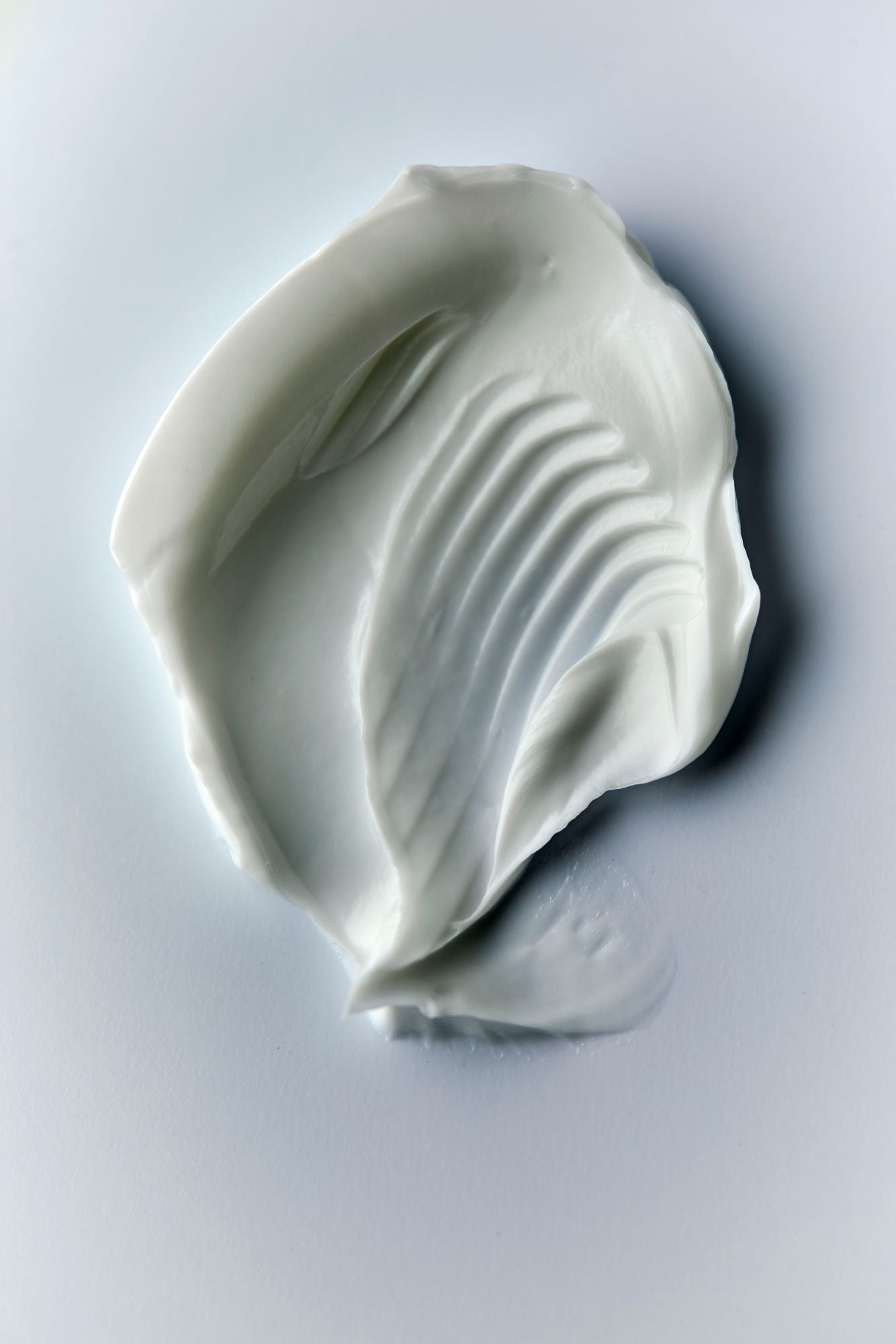 Bergamot & Hinoki Körperlotion – cremige Textur auf hellem Hintergrund, feuchtigkeitsspendend – Hautpflege