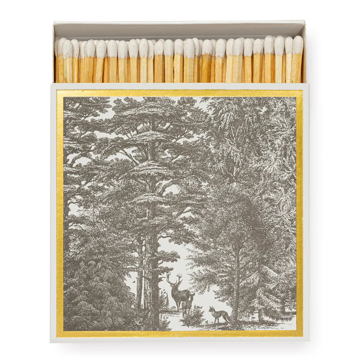 Enchanted Forest Streichhölzer – weißer Karton mit goldener Umrandung, Waldmotiv, weißem Hintergrund – Deko